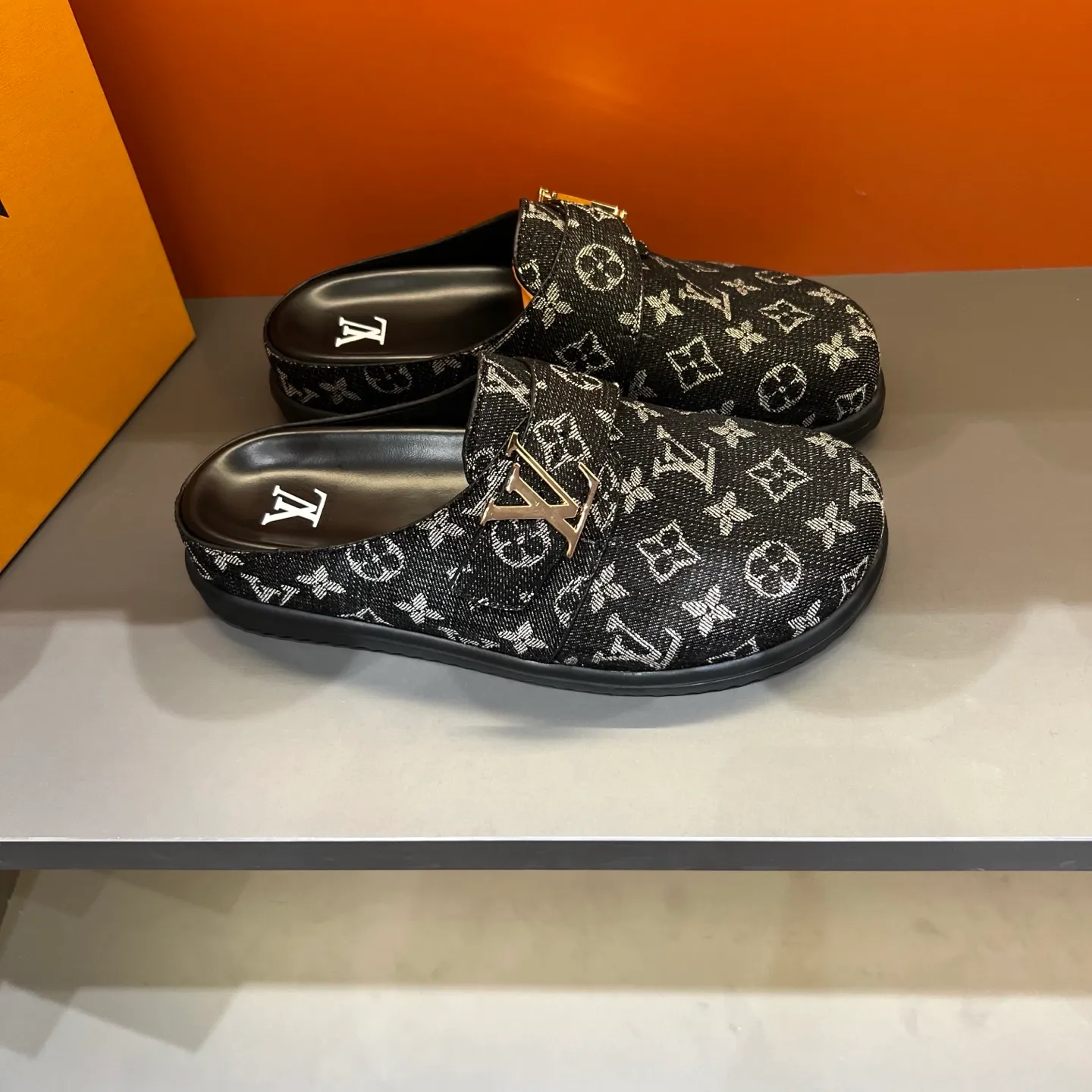 P320, 38-45 LV Easy 2025 new men's casual sandals, made of suede cow leather, with Monogram pattern to highlight the trendy style. Adjustable straps illuminated with LV letters, while a resilient insole and micro outsole provide lightweight comfort. Made of suede cow leather with embossed Monogram pattern and brand element metal hardware✅Adjustable straps➕Tough insole‼ ️Micro outsole. Comfortable and easy to wear‼ ️ P: 320, size: 38-45